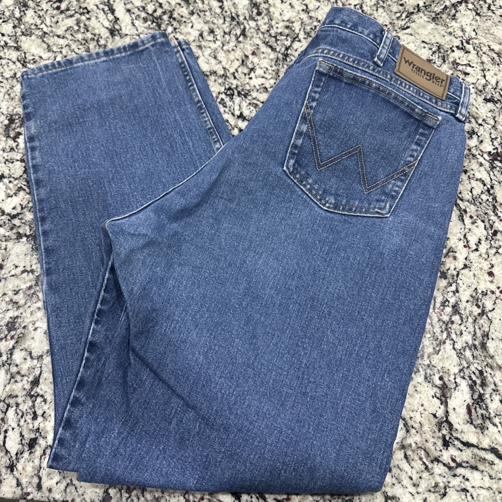 Wrangler Rugged Wear Men's Size 42x34 Regular Fit Blue Denim Jeans